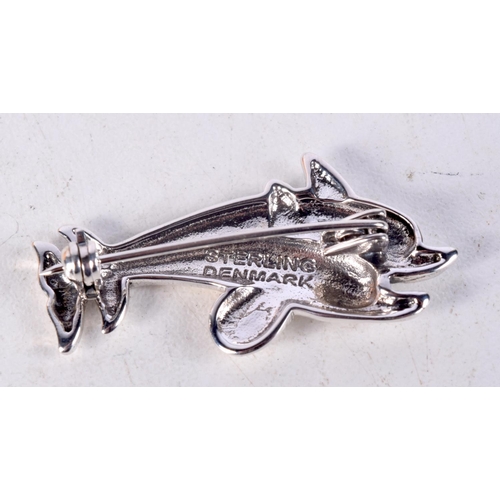 1426E - A SILVER DOLPHIN BROOCH. 5 grams. 3.5 cm x 2 cm.