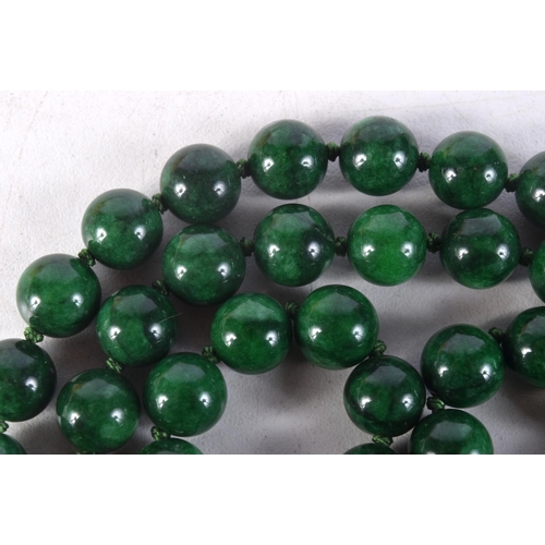 1427A - A MALACHITE NECKLACE. 82 cm long.