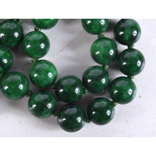 1427A - A MALACHITE NECKLACE. 82 cm long.