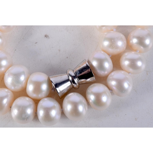 1427B - A PEARL NECKLACE. 44 cm long.