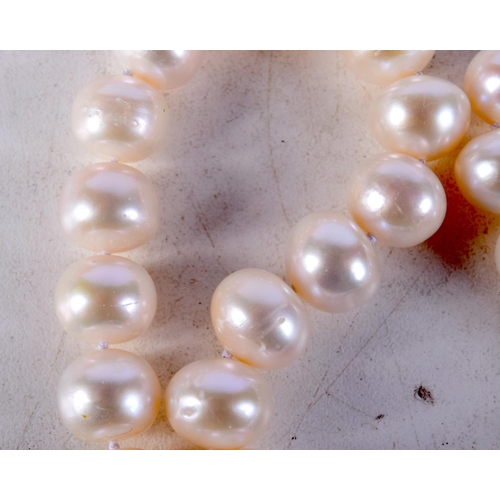 1427B - A PEARL NECKLACE. 44 cm long.