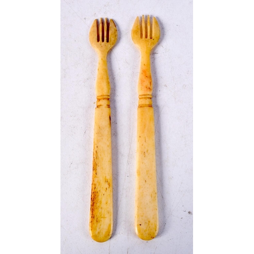 1435C - A PAIR OF ANTIQUE BONE FORKS. 14 cm x 2 cm.