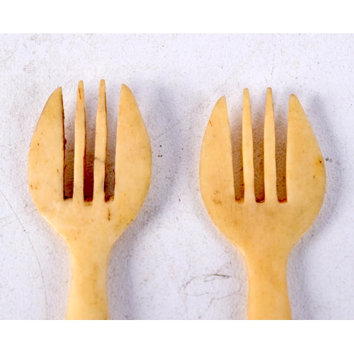 1435C - A PAIR OF ANTIQUE BONE FORKS. 14 cm x 2 cm.