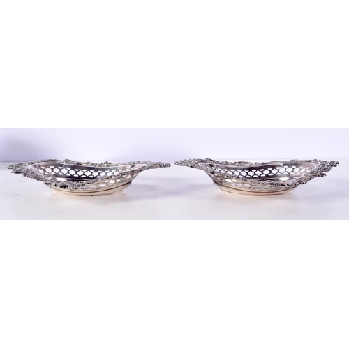 1458 - A PAIR OF LATE VICTORIAN SILVER PIERCED OPEN WORK DISHES. London 1896. 245 grams. 20 cm x 15 cm.