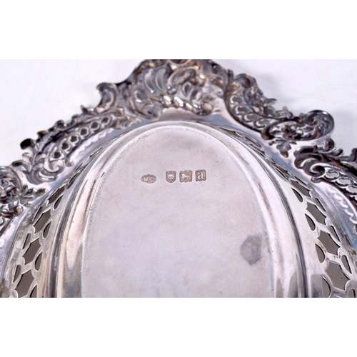 1458 - A PAIR OF LATE VICTORIAN SILVER PIERCED OPEN WORK DISHES. London 1896. 245 grams. 20 cm x 15 cm.