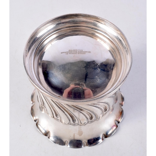 1460 - AN ART NOUVEAU SILVER VASE. London 1904. 258 grams. 11.5 cm x 10 cm.