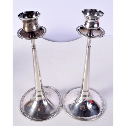 1469 - A PAIR OF ART NOUVEAU SILVER CANDLESTICKS. 407 grams. London 1907. 22 cm x 1 cm.