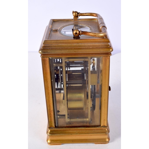 1471 - AN ANTIQUE REPEATING CARRIAGE CLOCK. 18 cm high inc handle.