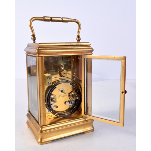 1471 - AN ANTIQUE REPEATING CARRIAGE CLOCK. 18 cm high inc handle.