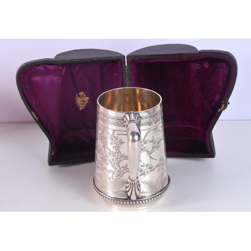 1477 - A FINE VICTORIAN AESTHETIC MOVEMENT SILVER MUG within original fitted case. 321 grams. 12.5 cm x 12.... 