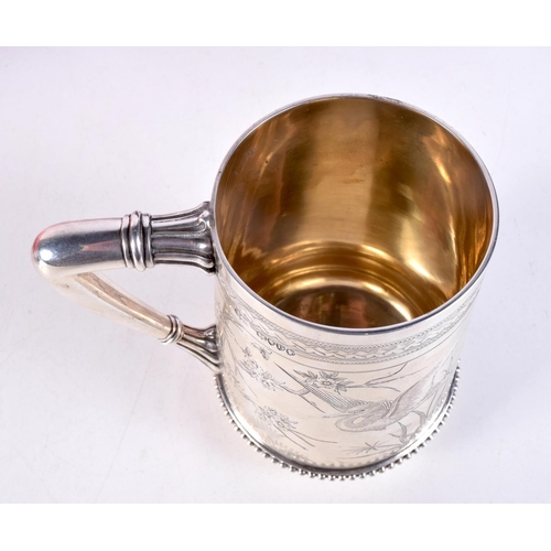 1477 - A FINE VICTORIAN AESTHETIC MOVEMENT SILVER MUG within original fitted case. 321 grams. 12.5 cm x 12.... 