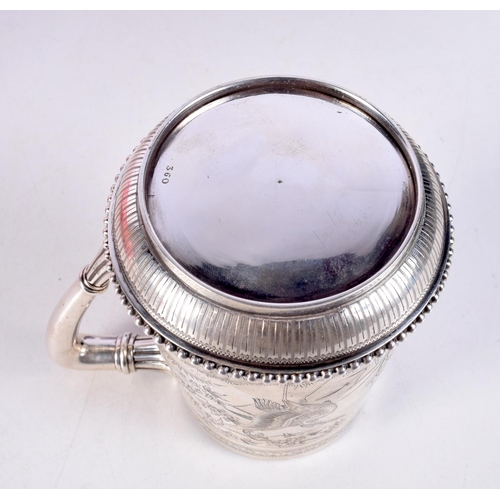 1477 - A FINE VICTORIAN AESTHETIC MOVEMENT SILVER MUG within original fitted case. 321 grams. 12.5 cm x 12.... 