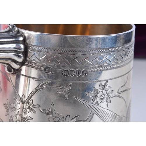 1477 - A FINE VICTORIAN AESTHETIC MOVEMENT SILVER MUG within original fitted case. 321 grams. 12.5 cm x 12.... 