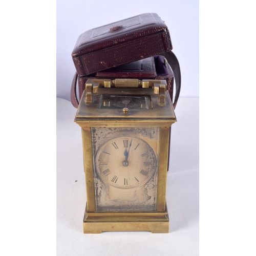 1481 - AN ANTIQUE CASED REPEATING BRASS CARRIAGE CLOCK. 17 cm high inc handle.