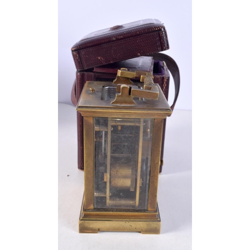 1481 - AN ANTIQUE CASED REPEATING BRASS CARRIAGE CLOCK. 17 cm high inc handle.