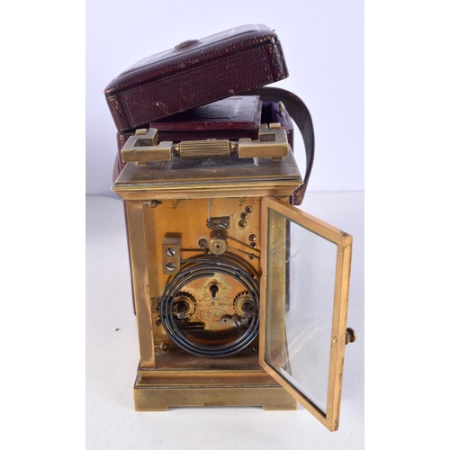 1481 - AN ANTIQUE CASED REPEATING BRASS CARRIAGE CLOCK. 17 cm high inc handle.