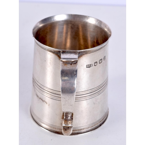 1488 - A SILVER MUG. Sheffield 1962. 154 grams. 8.5 cm x 6.5 cm.