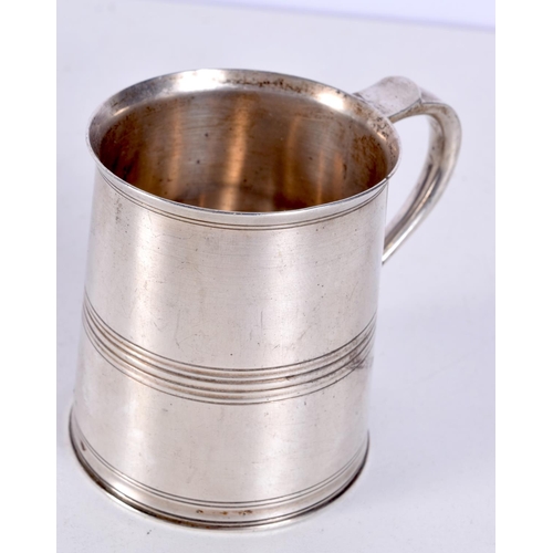 1488 - A SILVER MUG. Sheffield 1962. 154 grams. 8.5 cm x 6.5 cm.