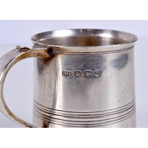 1488 - A SILVER MUG. Sheffield 1962. 154 grams. 8.5 cm x 6.5 cm.