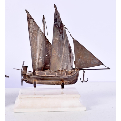 1499B - TWO SILVER BOATS. 220 grams overall. Largest 15 cm x 15 cm. (2)