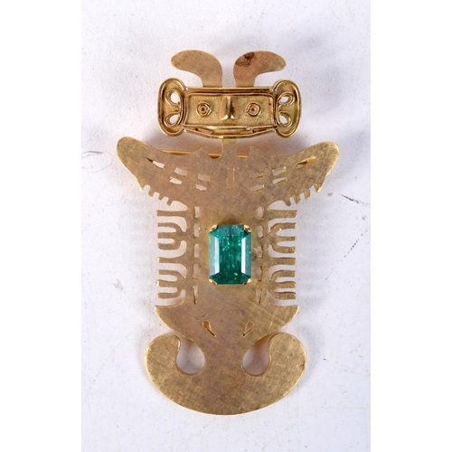 769 - SOUTH AMERICAN PRE-COLUMBIAN-STYLE GOLD AND EMERALD PENDANT/BROOCH FORMED AS A MYTHICAL CREATURE WIT... 