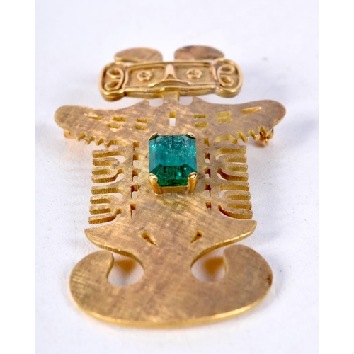 769 - SOUTH AMERICAN PRE-COLUMBIAN-STYLE GOLD AND EMERALD PENDANT/BROOCH FORMED AS A MYTHICAL CREATURE WIT... 