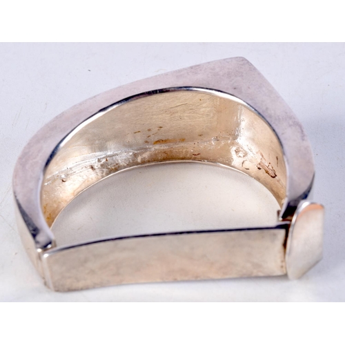 784 - A ROBERT LEE MORRIS DESIGN SILVER BRACELET.  Stamped 925, Internal 5.8cm x 4.6cm, weight 83.3g