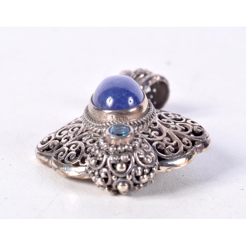 806 - A SILVER PENDANT INSET WITH GEMS.  Stamped 925, 5.2cm x 3.2cm, weight 16.5g