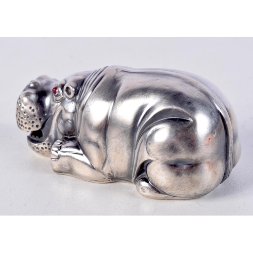 820 - A CONTINENTAL SILVER HIPPO WITH GEM SET EYES.  Stamped 88, 3.5cm x 7.8cm x 3.8cm, weight 73.7g