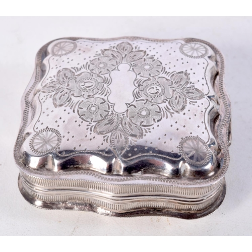 831 - A STERLING SILVER SNUFF BOX.  Hallmarked Sterling, 5.3cm x 5.3cm x 2.3cm, weight 27.5g