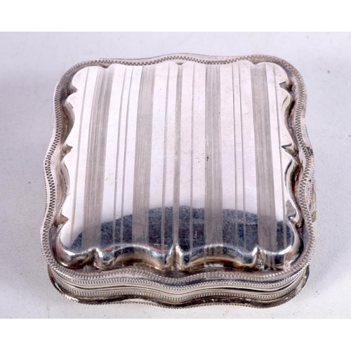 831 - A STERLING SILVER SNUFF BOX.  Hallmarked Sterling, 5.3cm x 5.3cm x 2.3cm, weight 27.5g