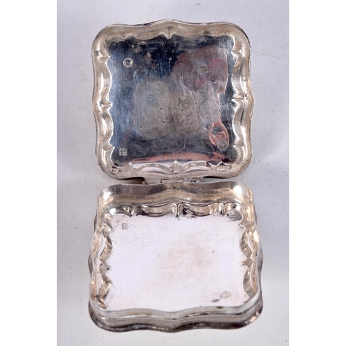 831 - A STERLING SILVER SNUFF BOX.  Hallmarked Sterling, 5.3cm x 5.3cm x 2.3cm, weight 27.5g