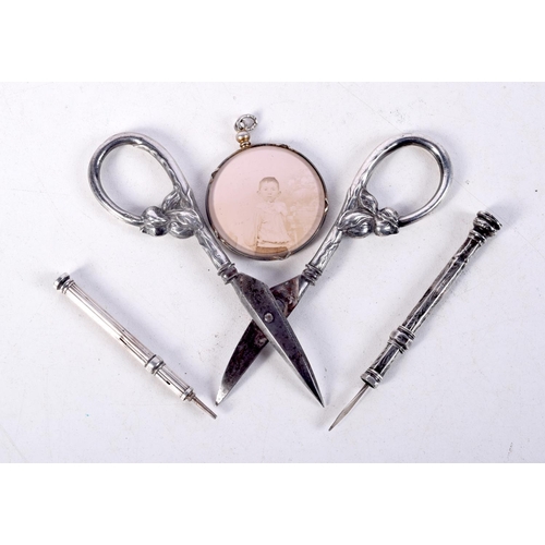 864 - FOUR WHITE METAL OBJECTS.  Scissors 9.7cm x 5cm, total weight 34.35g