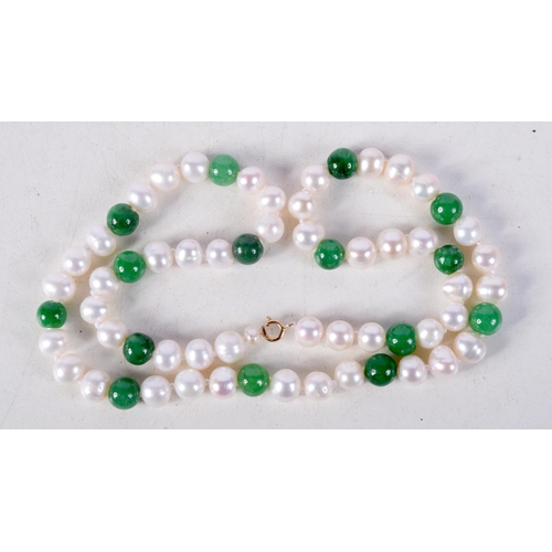 881 - A JADE AND PEARL NECKLACE WITH A 18CT GOLD CLASP.  Stamped 750, Length 4cm, Pearl size 7mm