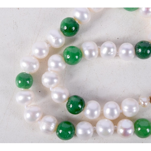 881 - A JADE AND PEARL NECKLACE WITH A 18CT GOLD CLASP.  Stamped 750, Length 4cm, Pearl size 7mm