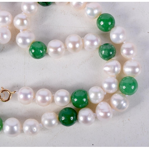 881 - A JADE AND PEARL NECKLACE WITH A 18CT GOLD CLASP.  Stamped 750, Length 4cm, Pearl size 7mm