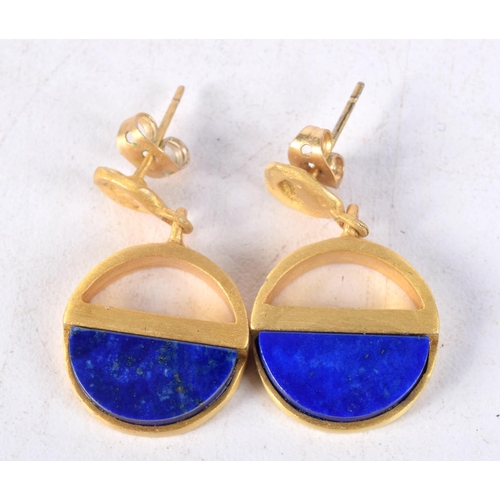 884 - A PAIR OF CONTEMPORARY YELLOW METAL AND LAPIS EARRINGS.  2.9cm x 1.6cm, weight 8.1g