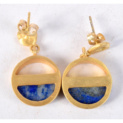 884 - A PAIR OF CONTEMPORARY YELLOW METAL AND LAPIS EARRINGS.  2.9cm x 1.6cm, weight 8.1g