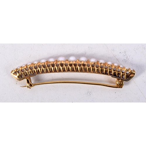 887 - AN EDWARDIAN GOLD AND PEARL BAR BROOCH.  5cm long, weight 4.5g