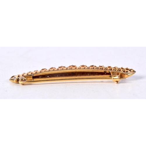 887 - AN EDWARDIAN GOLD AND PEARL BAR BROOCH.  5cm long, weight 4.5g