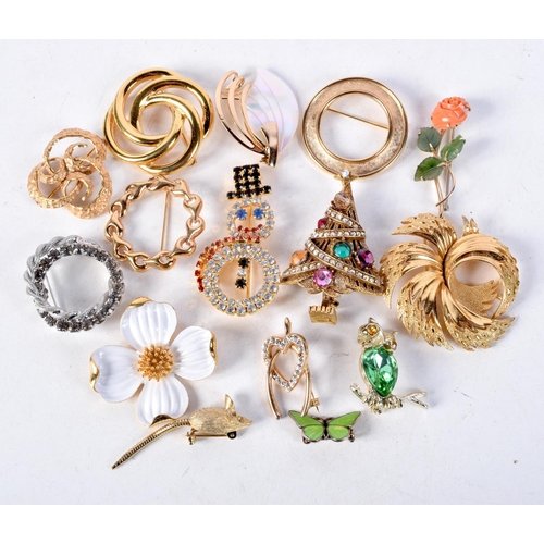 895 - A GROUP OF MODERN COSTUME BROOCHES.  (qty)