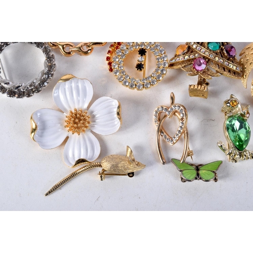 895 - A GROUP OF MODERN COSTUME BROOCHES.  (qty)