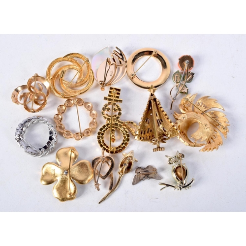 895 - A GROUP OF MODERN COSTUME BROOCHES.  (qty)