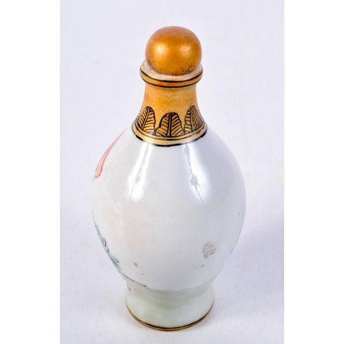 896 - AN EROTIC PORCELAIN SNUFF BOTTLE.  9.8cm x 4.6cm