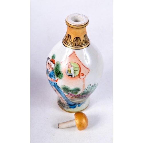 896 - AN EROTIC PORCELAIN SNUFF BOTTLE.  9.8cm x 4.6cm