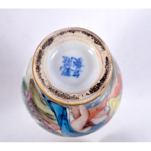 896 - AN EROTIC PORCELAIN SNUFF BOTTLE.  9.8cm x 4.6cm