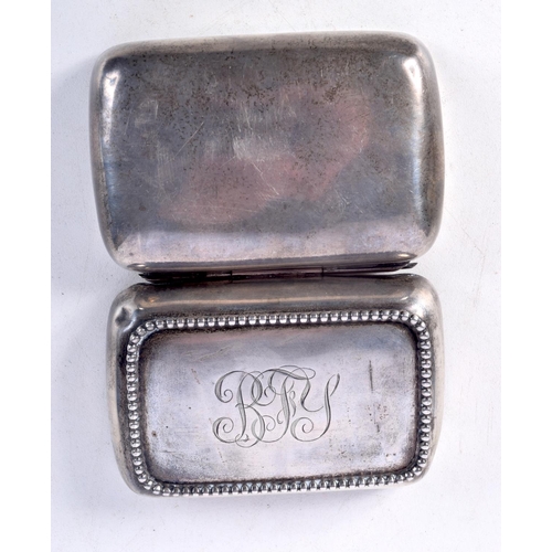 899 - A CONTINENTAL SILVER BOX AND COVER.  Stamped Sterling, 3.4cm x 8.6cm x 6cm, weight 87g