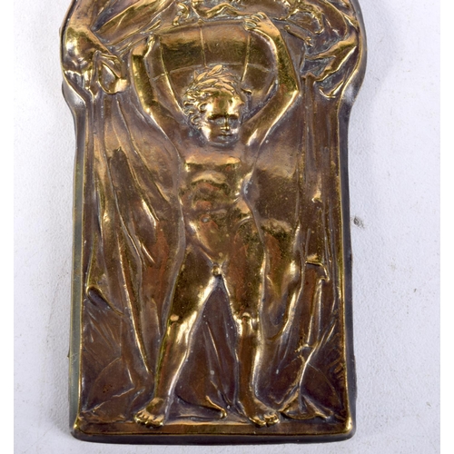 924 - A FINE ART NOUVEAU BRONZE PLAQUE depicting a winged male beneath a putti. 12 cm x 5 cm.