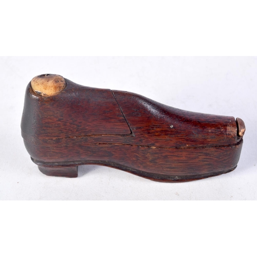 925 - A GEORGE III PUZZLE TREEN SHOE SNUFF BOX. 9 cm x 4.5 cm.