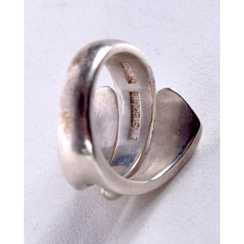 941 - A MODERNIST SILVER RING. M. 10 grams.